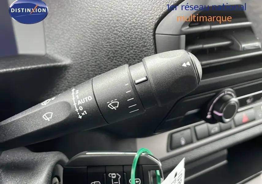 Gros plan sur la commande d'essuie-glace et la console centrale noire du Peugeot Expert Fourgon blanc Icy 2025.