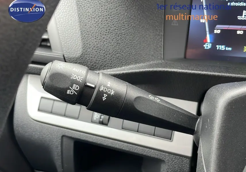 Le commodo d'éclairage du Peugeot Expert Fourgon M 1.5 BlueHDi 120ch blanc, vue rapprochée côté gauche du volant.