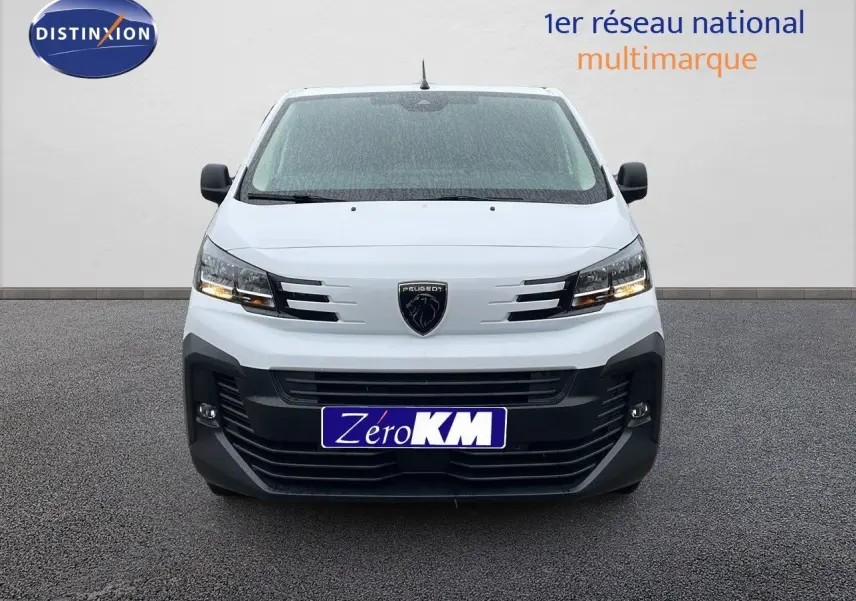 Vue frontale d'un Peugeot Expert Fourgon blanc Icy 2025 avec calandre noire et feux allumés sur fond neutre.