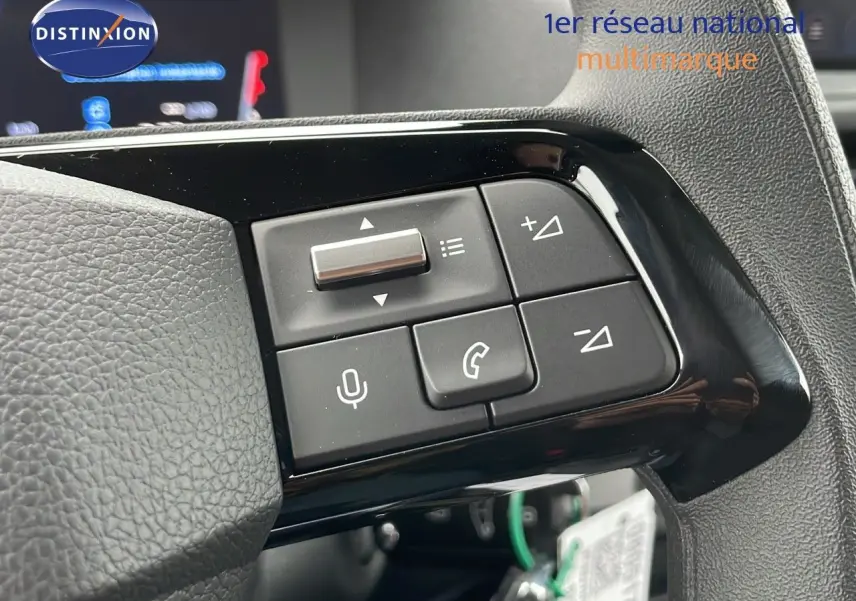Gros plan sur les commandes au volant du Peugeot Expert Fourgon blanc Icy, mettant en valeur les boutons de contrôle audio et appel.