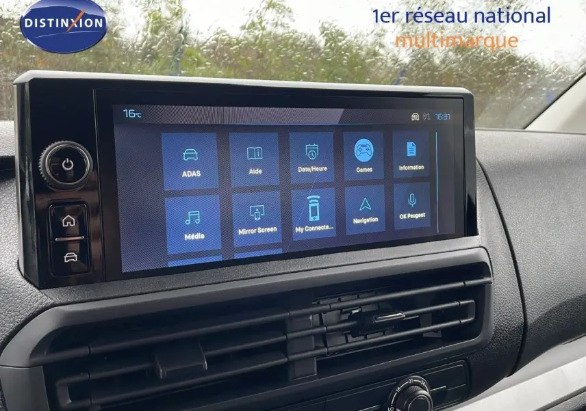 Écran tactile central du tableau de bord du Peugeot Expert Fourgon 2025, avec commandes de climatisation en dessous.