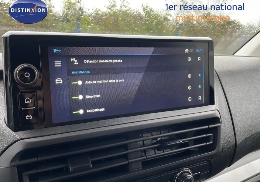 Écran tactile central du tableau de bord du Peugeot Expert Fourgon 2025 affichant les aides à la conduite.