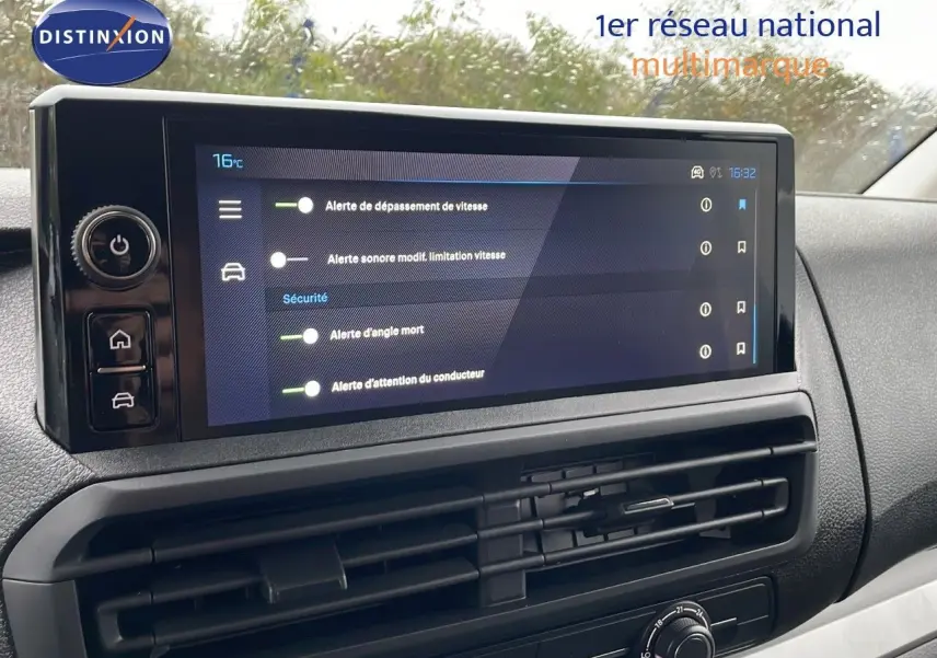 Écran tactile central du Peugeot Expert Fourgon 2025 montrant les alertes de sécurité et de vitesse à l'intérieur du véhicule.