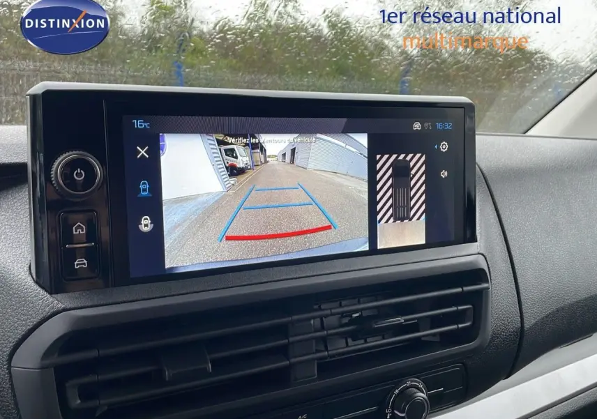 Écran tactile du tableau de bord du Peugeot Expert Fourgon 2025 montrant la caméra de recul par temps pluvieux.