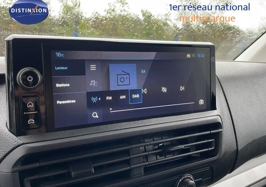 Écran tactile central du Peugeot Expert Fourgon 2025 affichant les options radio DAB sous la pluie.