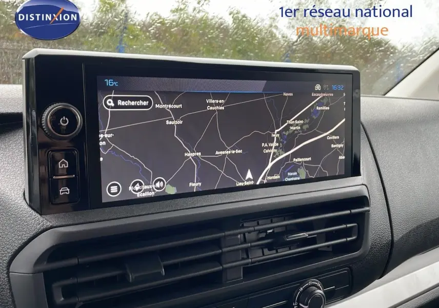 Écran tactile central avec navigation GPS dans l'habitacle du Peugeot Expert Fourgon blanc Icy, vue intérieure côté passager.