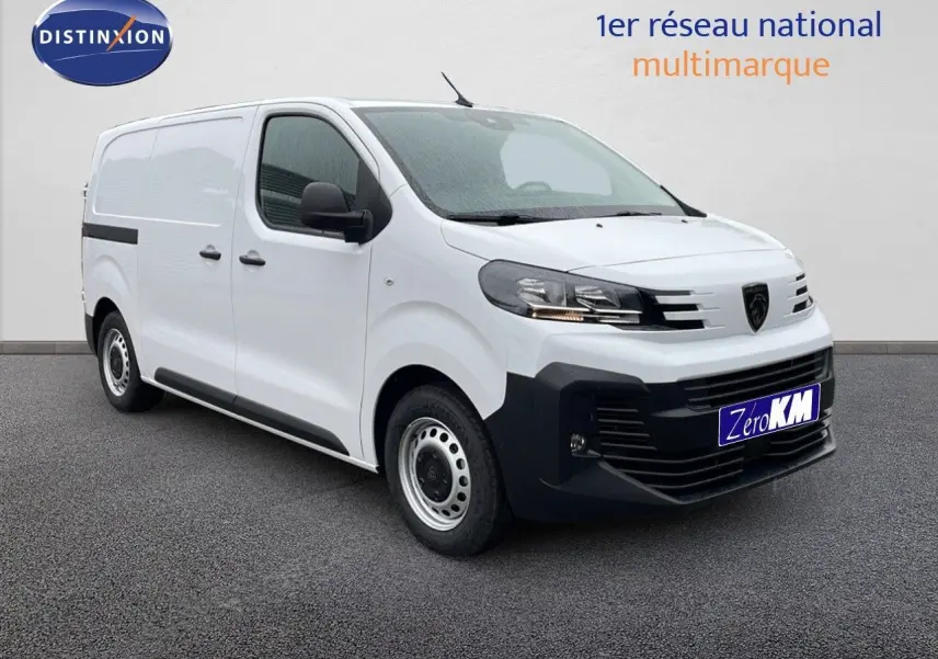 Fourgon Peugeot Expert blanc icy vu en 3/4 avant droit, avec calandre noire et jantes acier simples.