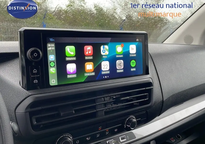 Vue intérieure du tableau de bord du Peugeot Expert Fourgon blanc Icy, avec écran tactile multimédia allumé.