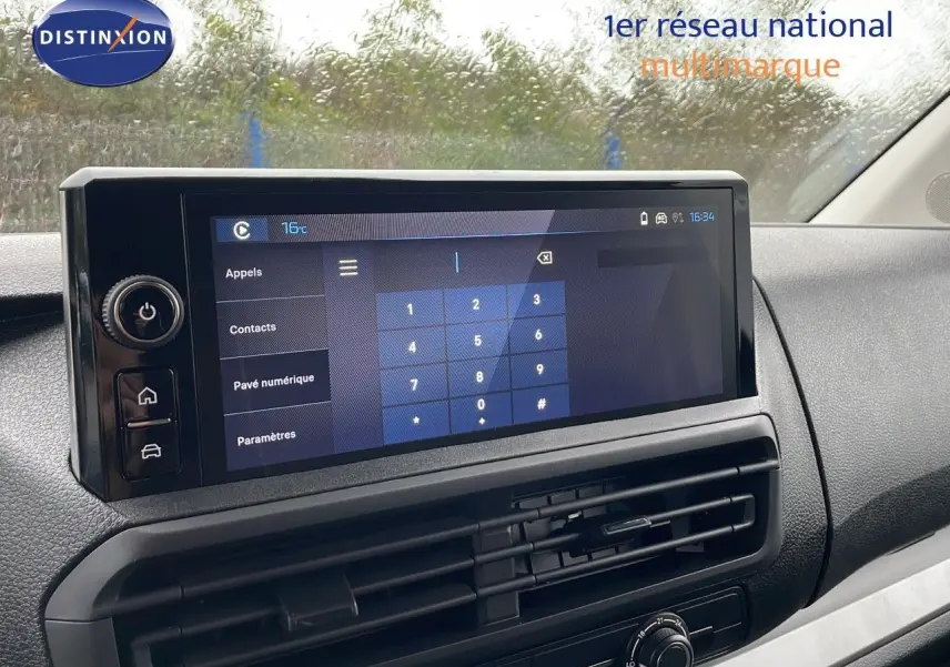 Écran tactile central du tableau de bord du Peugeot Expert Fourgon blanc, affichant le pavé numérique pour appels.