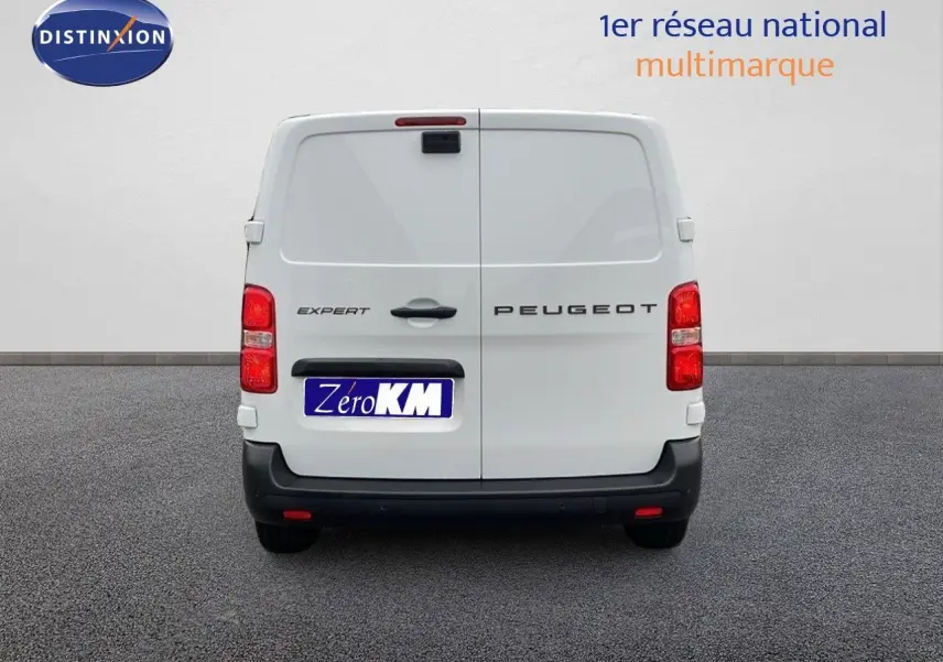 Vue arrière d'un Peugeot Expert Fourgon blanc Icy 2025, portes battantes fermées et feux rouges visibles.
