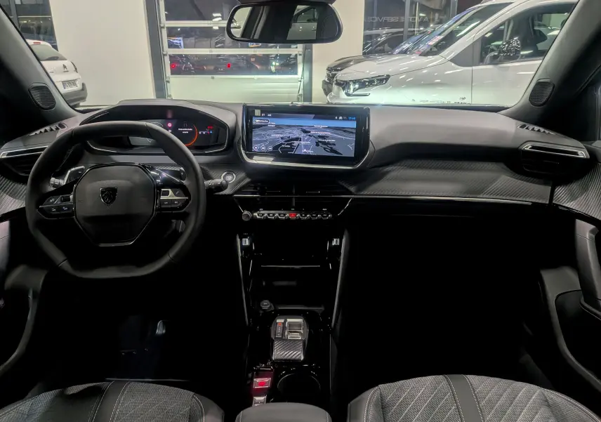 Intérieur du Peugeot 2008 Hybrid 145 e-DCS6 Allure 2025, tableau de bord moderne avec écran tactile et volant multifonction.