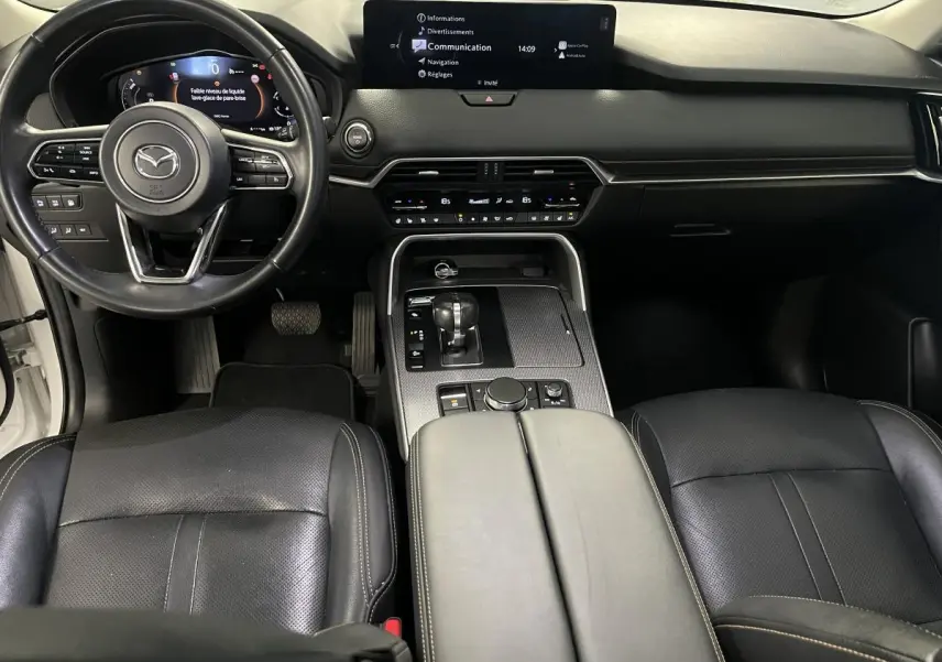 Intérieur noir cuir du Mazda CX-60 2023, vue avant centrée sur tableau de bord et console centrale.