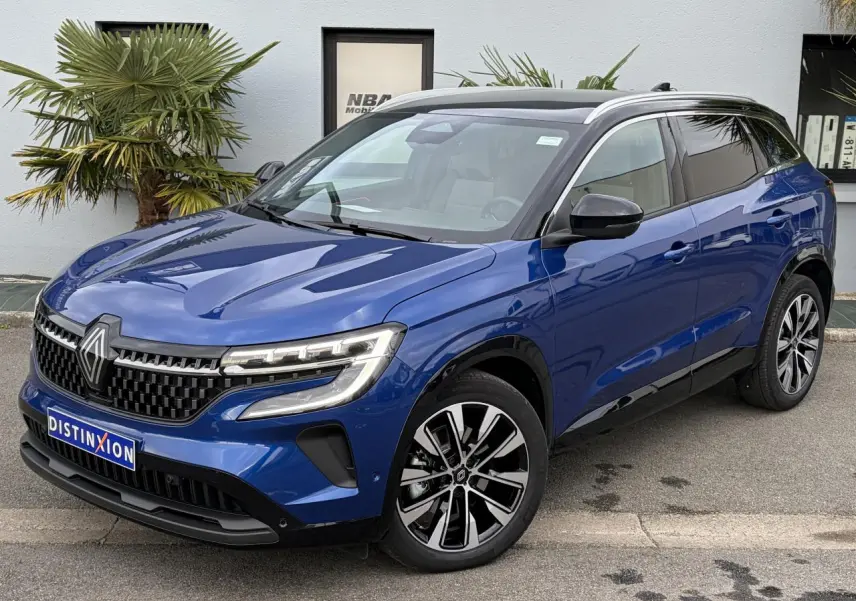 Renault Austral E-Tech bleu Iron avec toit noir panoramique, vue 3/4 avant mettant en valeur les jantes 19 pouces.