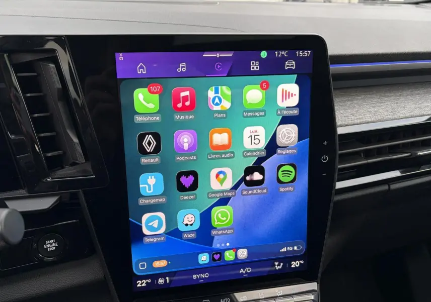 Vue rapprochée de l’écran tactile central du Renault Austral 2025 affichant les applications connectées.