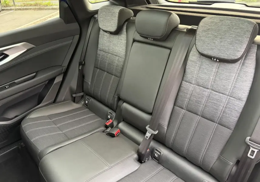 Vue côté droit de la banquette arrière mixte tissu et cuir gris du Renault Austral E-Tech 2025 avec appuie-têtes ajustables.