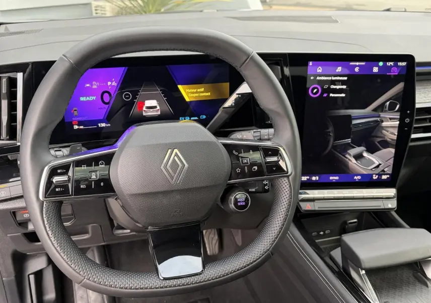 Vue intérieure centrée sur le volant et les écrans digitaux du tableau de bord du Renault Austral 2025.