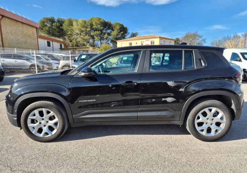 Vue de profil côté gauche d’un Jeep Avenger noir 2024 avec jantes alliage 17 pouces et détails noirs mats.