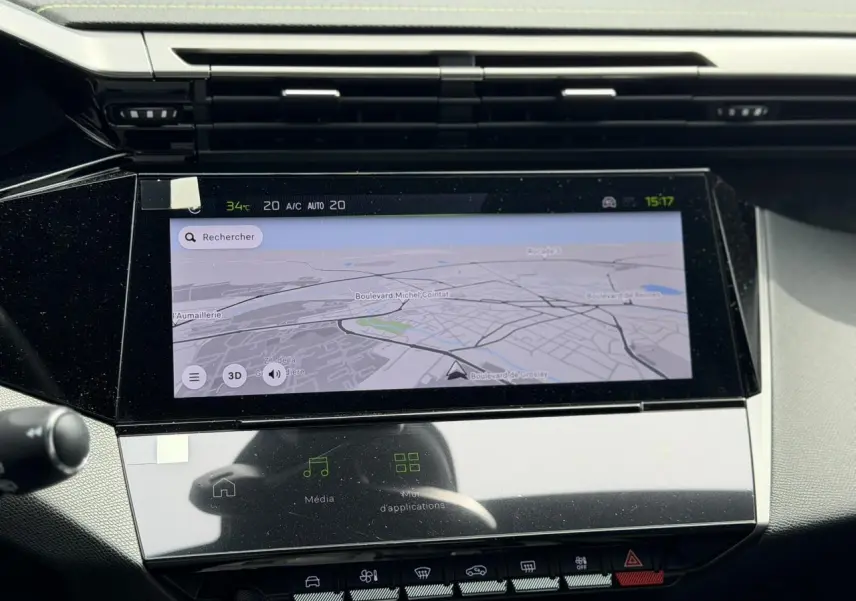 Écran tactile central du tableau de bord Peugeot 308 gris Artense, affichant la navigation 3D connectée.