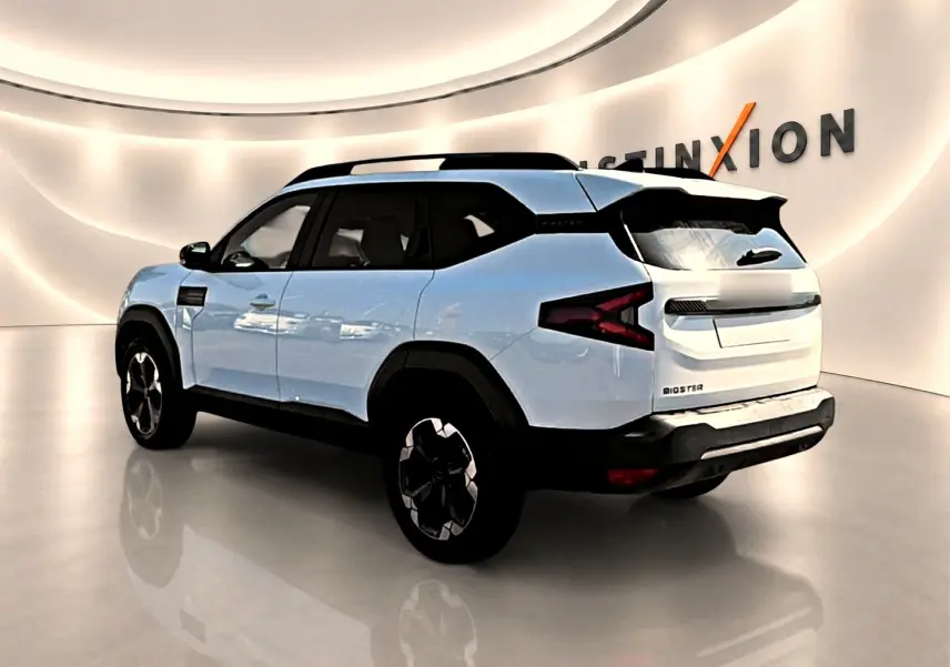 Vue 3/4 arrière droite du SUV Dacia Bigster blanc avec toit noir et jantes alu noires en showroom.