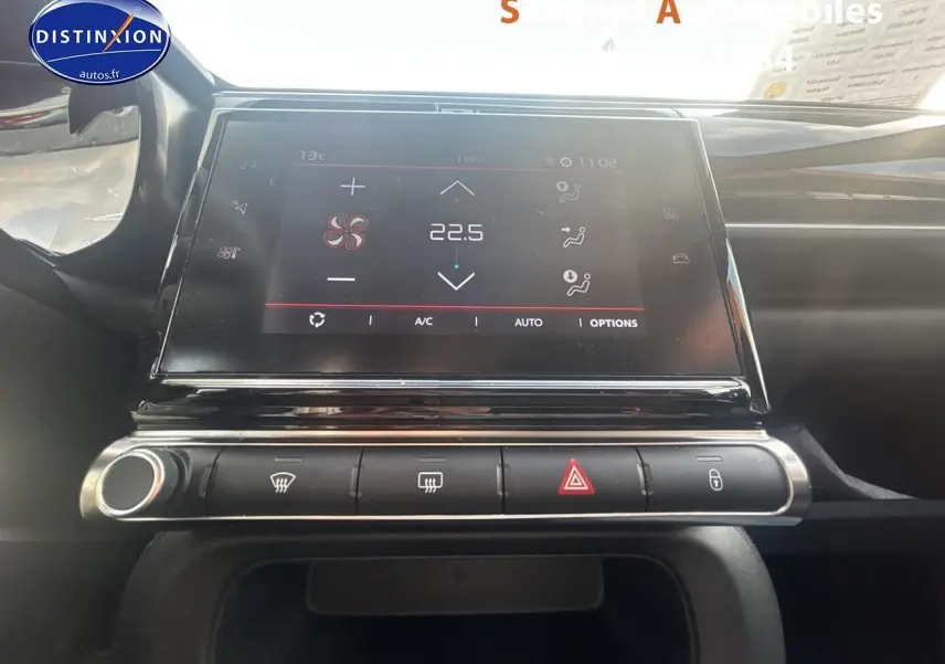 Écran tactile central avec commandes climatisation dans l'habitacle d'une Citroën C3 gris foncé 2023.