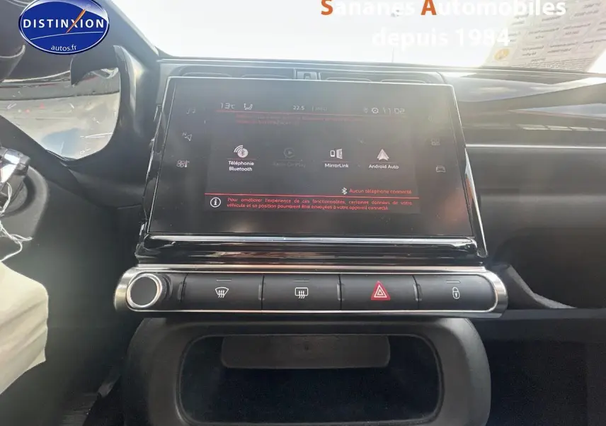 Tablette tactile 7 pouces et commandes climatisation sur tableau de bord intérieur Citroën C3 2023 gris foncé