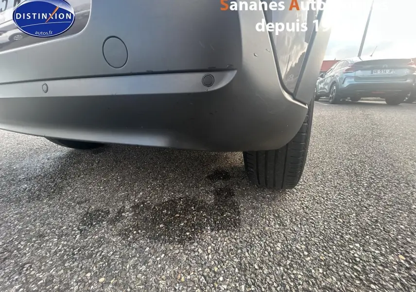Vue rapprochée du pare-chocs arrière gris foncé d'une Citroën C3 2023 avec capteurs de recul visibles.