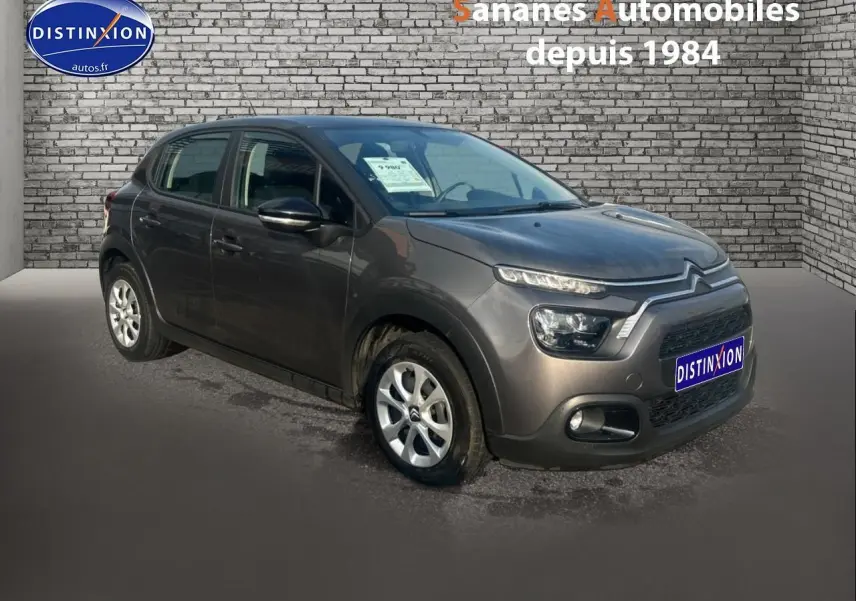 Citroën C3 gris foncé vue 3/4 avant droit avec projecteurs antibrouillard et jantes acier.