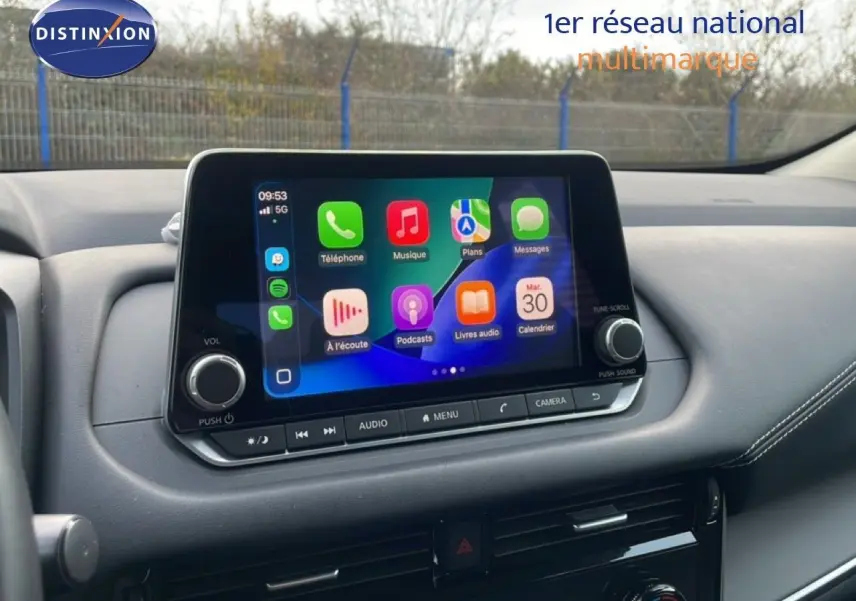 Écran tactile central du Nissan Qashqai 2023 affichant l’interface Apple CarPlay, vue intérieure avant.