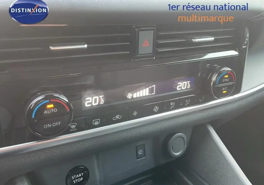 Vue rapprochée du tableau de bord du Nissan Qashqai 2023 noir métal, affichant la climatisation automatique à 20°C.