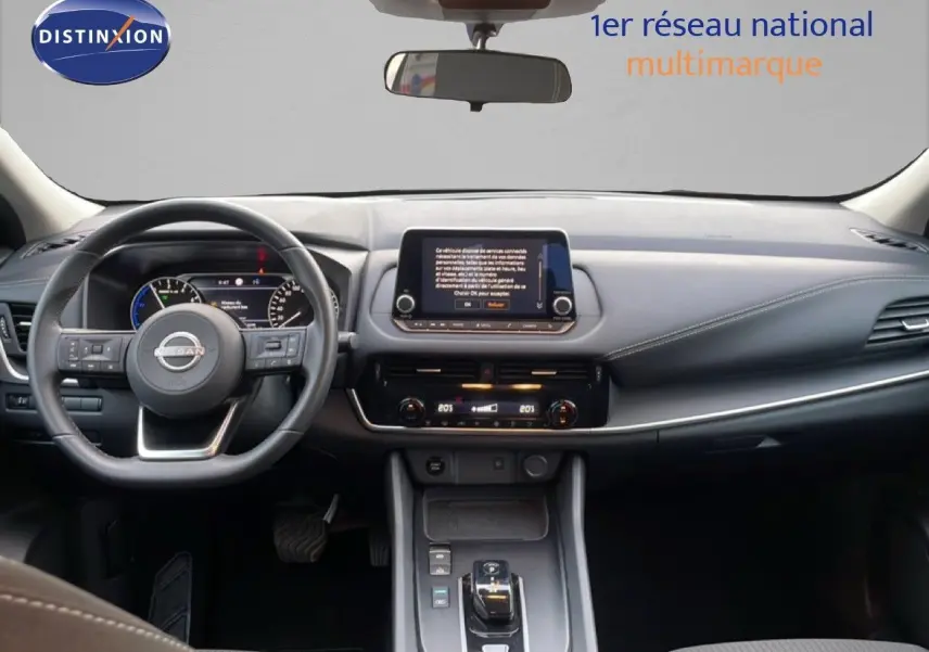 Vue intérieure frontale du Nissan Qashqai 2023 noir métal, tableau de bord moderne avec écran tactile central et volant multifonction.