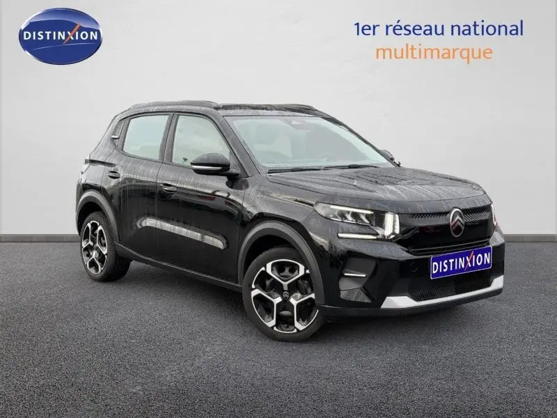 Citroën C3 1.2 Turbo 100ch PLUS noir Perla Nera vue 3/4 avant droit avec jantes distinctives et calandre marquée.