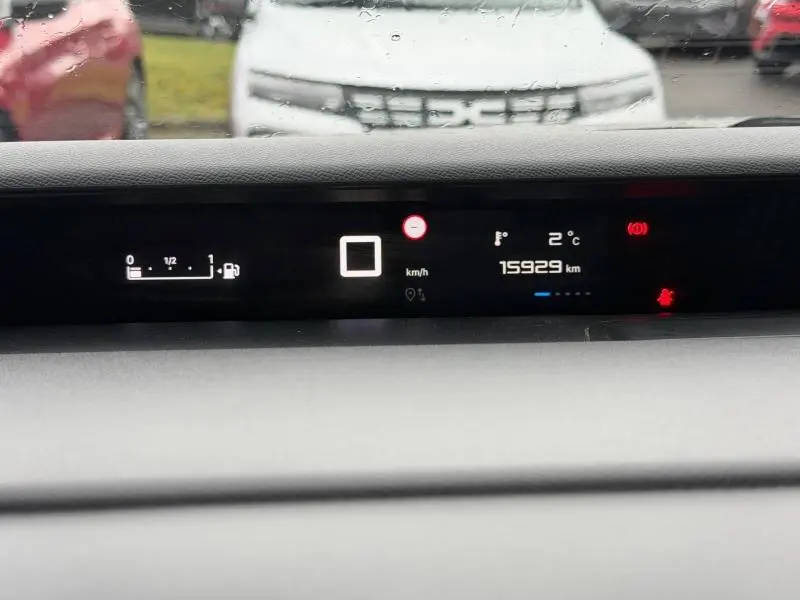 Tableau de bord numérique de Citroën C3 1.2 Turbo 100ch PLUS 2025 affichant vitesse, température et kilométrage.