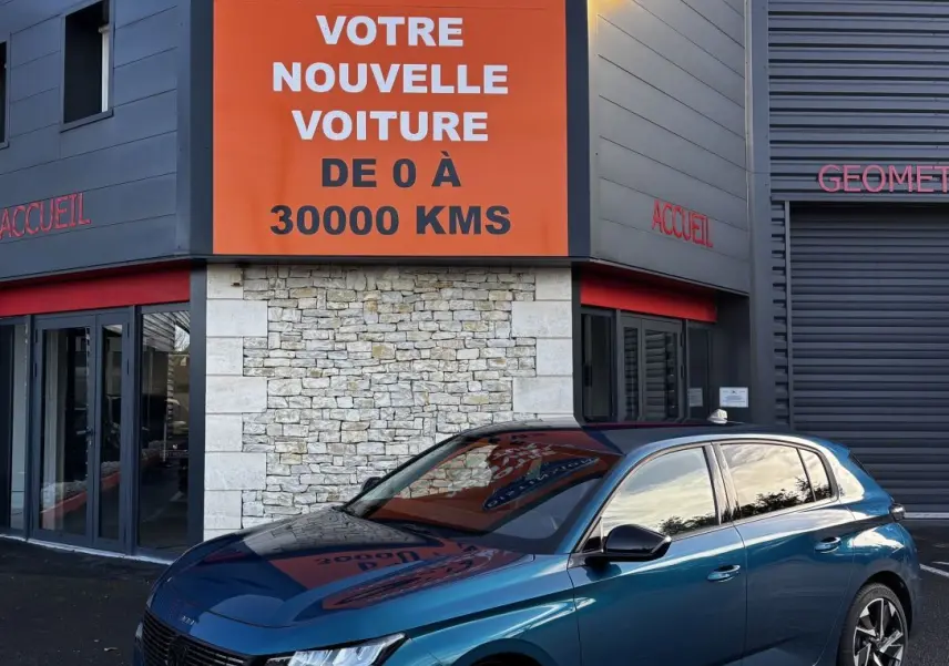 Peugeot 308 Hybrid 136 e-DCS6 Allure bleu vue 3/4 avant droit, avec feux LED et jantes alliage distinctives.