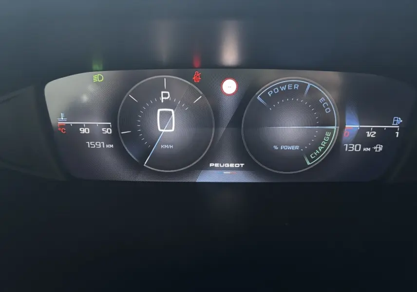 Affichage numérique du combiné d'instruments Peugeot 308 Hybrid 136 e-DCS6 Allure, avec jauges vitesse, énergie et autonomie.