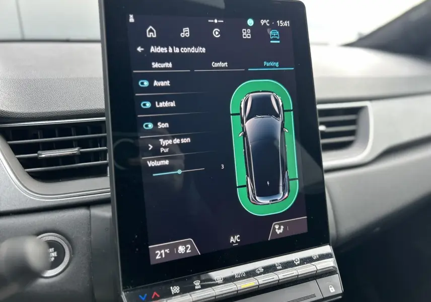 Vue rapprochée de l’écran tactile central du Renault Captur 2025 affichant les aides à la conduite.