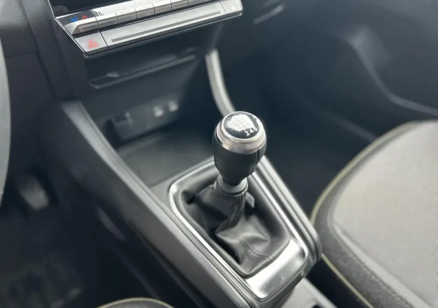 Gros plan sur le levier de vitesses manuel noir dans l’habitacle du Renault Captur 2025, côté conducteur.