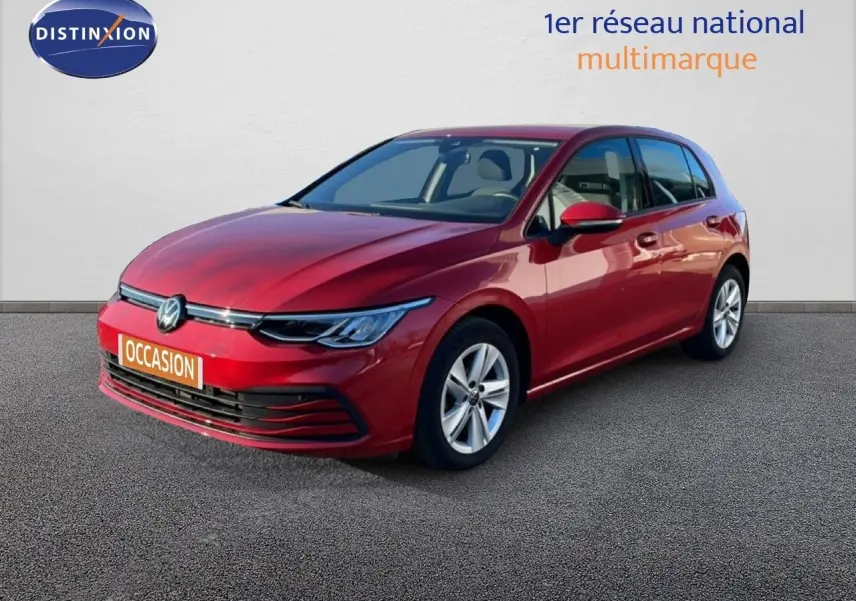 Volkswagen Golf VIII rouge Roi Metal vue 3/4 avant droit sur fond neutre avec plaque occasion.