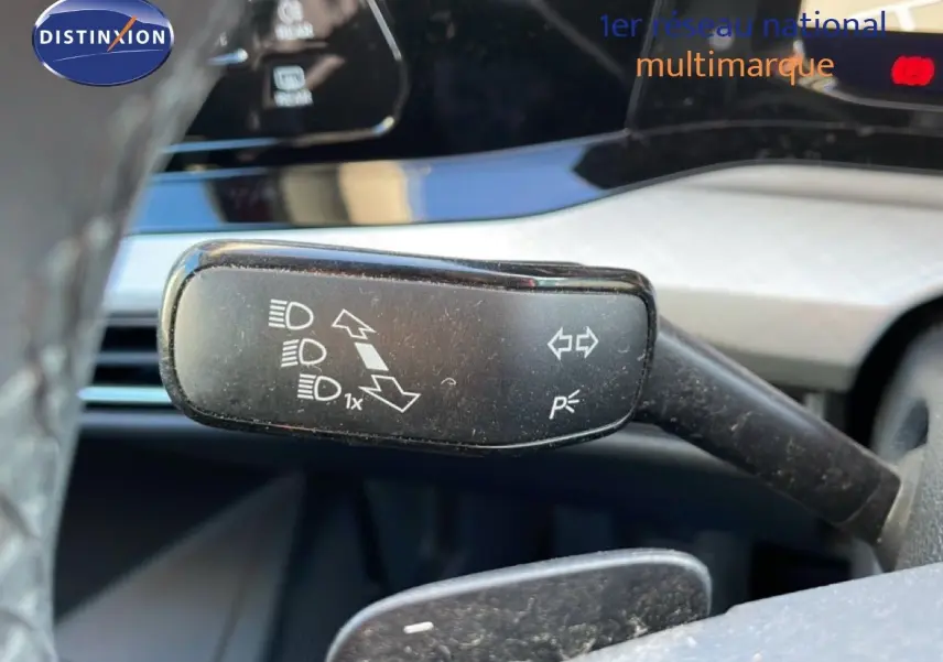 Gros plan sur la commande des clignotants dans l’habitacle d’une Volkswagen Golf VIII rouge Roi Metal, année 2023.