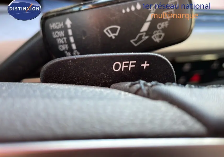 Gros plan sur la palette de changement de vitesse côté droit du volant d’une Volkswagen Golf VIII rouge Roi Metal, 2023.