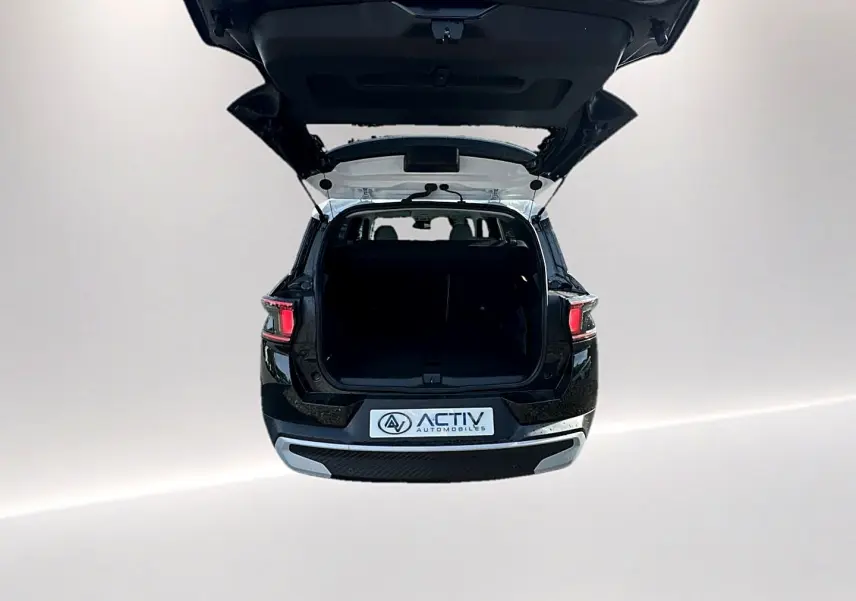 Vue arrière d'un Citroën C3 Aircross noir 2026 avec coffre ouvert et feux arrière allumés.