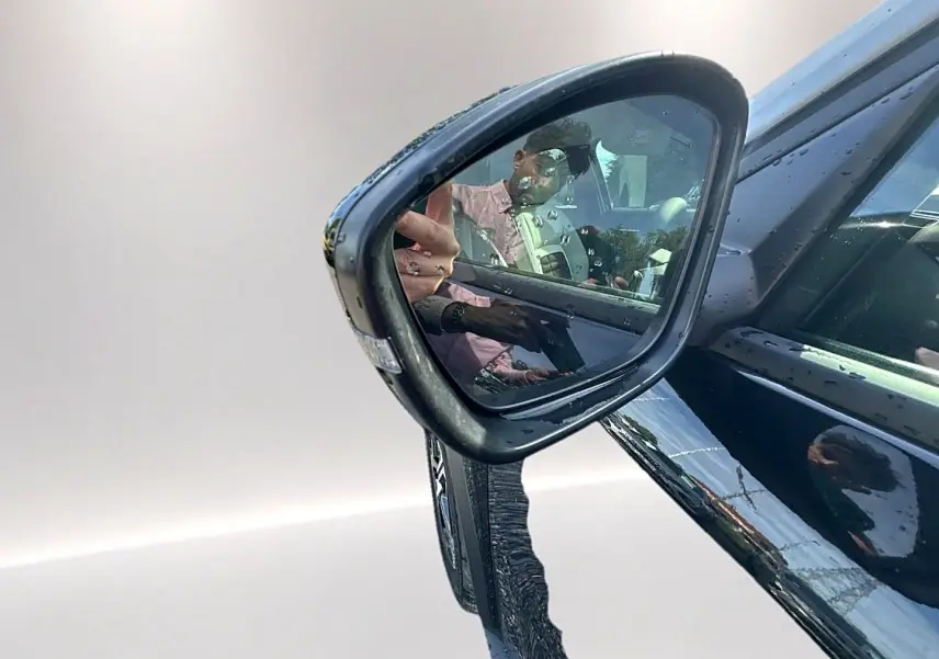 Rétroviseur côté gauche noir de Citroën C3 Aircross 2026 avec reflet d'une personne à l'intérieur.