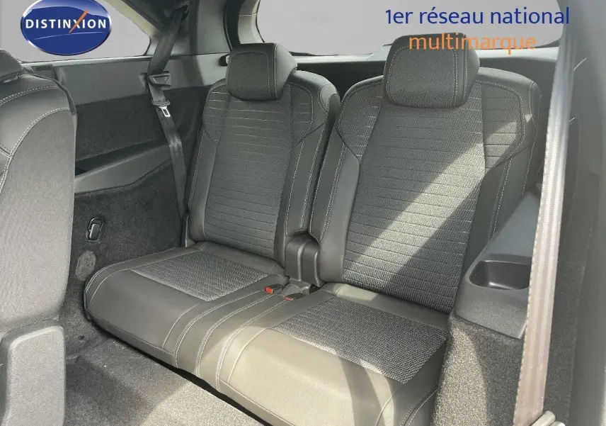 Vue intérieure sur la banquette arrière en cuir noir et tissu gris du Peugeot 5008 Hybrid 136ch GT 2025.