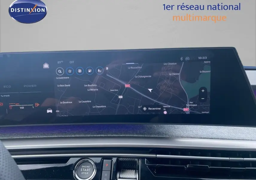Écran tactile central avec navigation GPS dans l'habitacle d'un Peugeot 5008 noir métal, version hybride 2025.