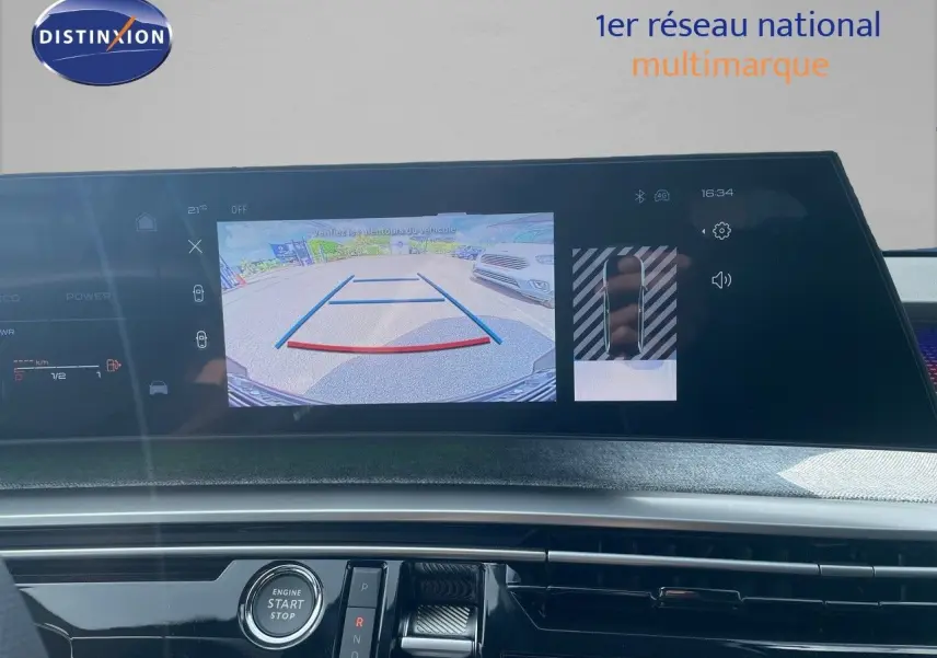 Écran central affichant la caméra de recul du Peugeot 5008 noir métal, avec tableau de bord et bouton start visible.