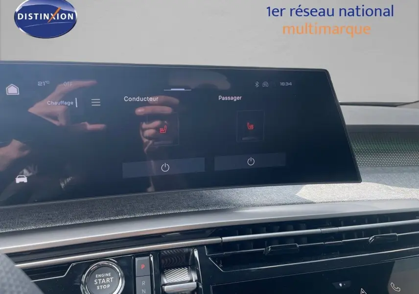 Vue intérieure du tableau de bord du Peugeot 5008 Hybrid 136ch GT 2025, avec écran tactile et commandes de chauffage.