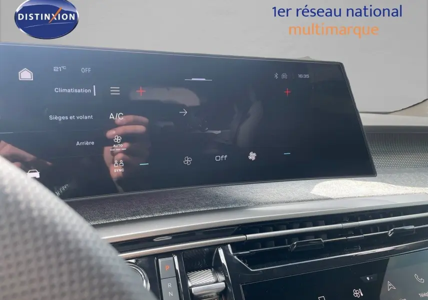 Écran tactile central du tableau de bord du Peugeot 5008 noir métal, affichant les réglages de climatisation.