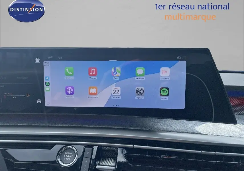Écran tactile central allumé sur tableau de bord du Peugeot 5008 noir métal, vue intérieure frontale.