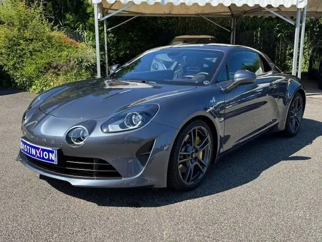 Alpine A110 1.8T 252 Légende gris acier en 3/4 avant droit, jantes 18'' FUCHS et étriers Brembo jaunes visibles