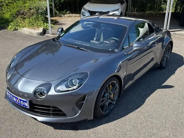 Vue 3/4 avant droite de l'Alpine A110 1.8T 252 Légende gris acier avec jantes Fuchs et étriers Brembo jaunes.