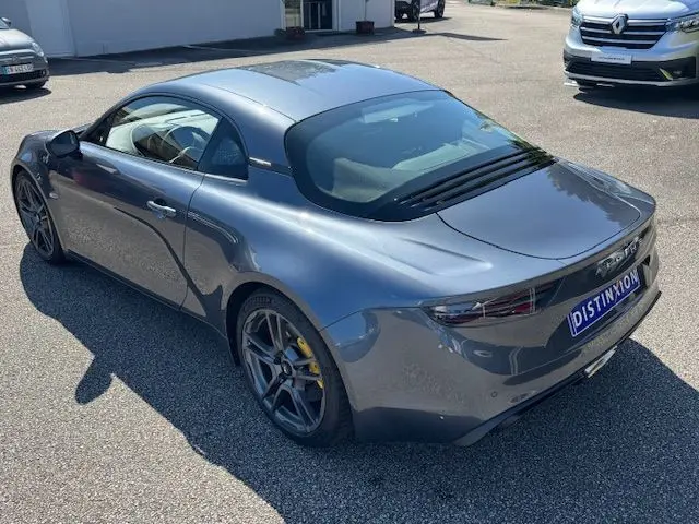 Vue 3/4 arrière droite d'une Alpine A110 1.8T 252 Légende gris acier avec jantes Fuchs 18'' et étriers Brembo jaunes.